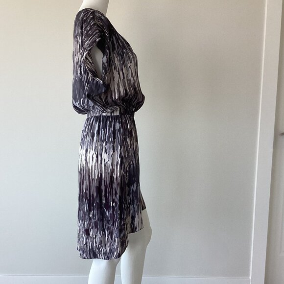 Grey Print V-neck Pullover Dress - Picture 4 of 6